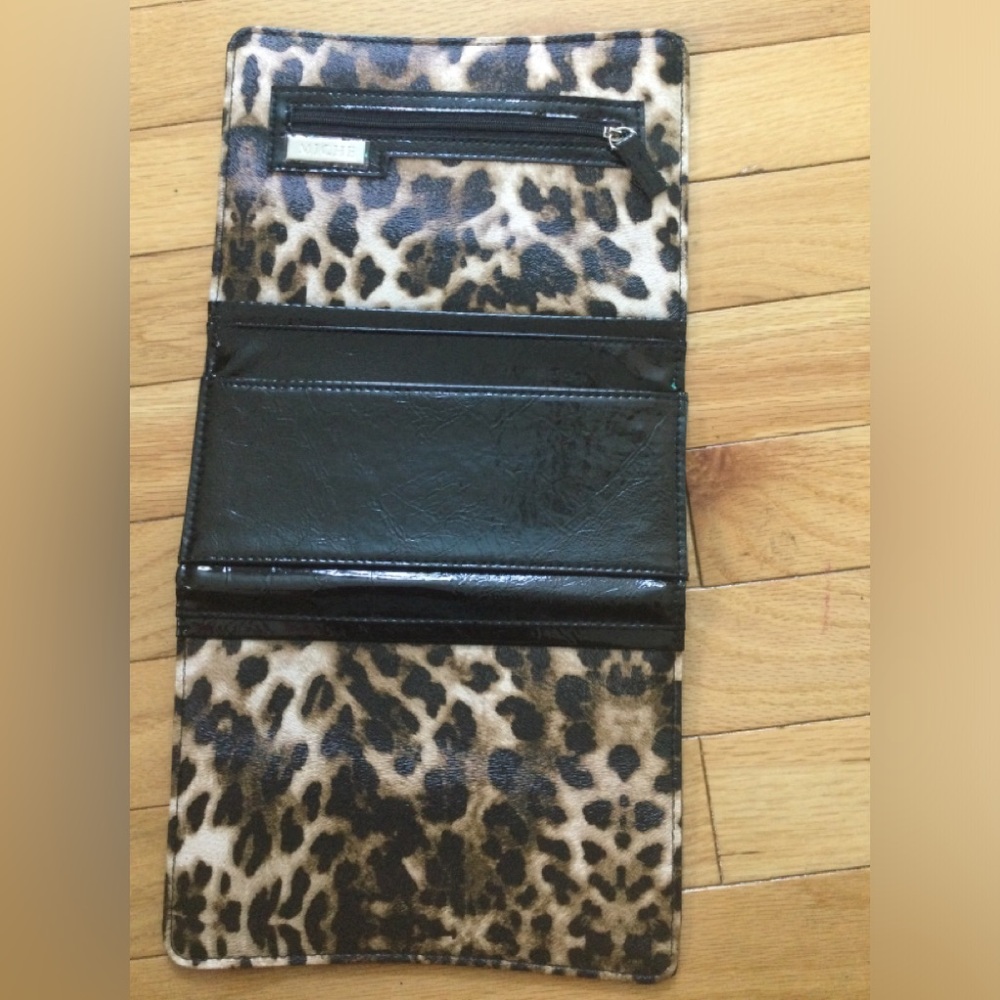 Miche “Tess” Petite Shell. Textured leopard print & zippered exterior pocket. - Picture 2 of 6
